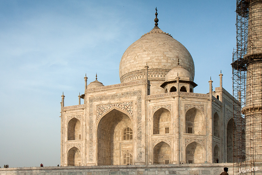 Taj Mahal
Bestrahlt durch die untergehende Sonne.
Aufgrund von starker Umweltbelastung hat der Marmor angefangen leicht gelbe Farbe anzunehmen, worauf seit Anfang 2007 sämtlicher Auto und Busverkehr im Umkreis von zwei Kilometer verboten wurde. Touristen werden nun mit Pferdekutschen und batteriebetriebenen Fahrzeugen zum Taj Mahal gebracht.
Zur Zeit werden gerade die Minarette gereinigt.

Schlüsselwörter: Indien, Agra, Taj Mahal