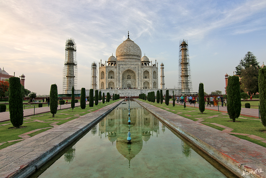 Taj Mahal
Bestrahlt durch die untergehende Sonne
Das Taj Mahal wird passender Weise auch ein "Traum in Marmor" genannt. Der Taj Garten ist in einem formalen Stil angelegt. Ein Wasserkanal und bronzene Brunnen teilen den gemauerten Weg zum Taj, dazwischen eine Doppelreihe von Zypressen.
Zur Zeit werden gerade die Minarette von den Umwelteinflüssen gereinigt.
Schlüsselwörter: Indien, Agra, Taj Mahal