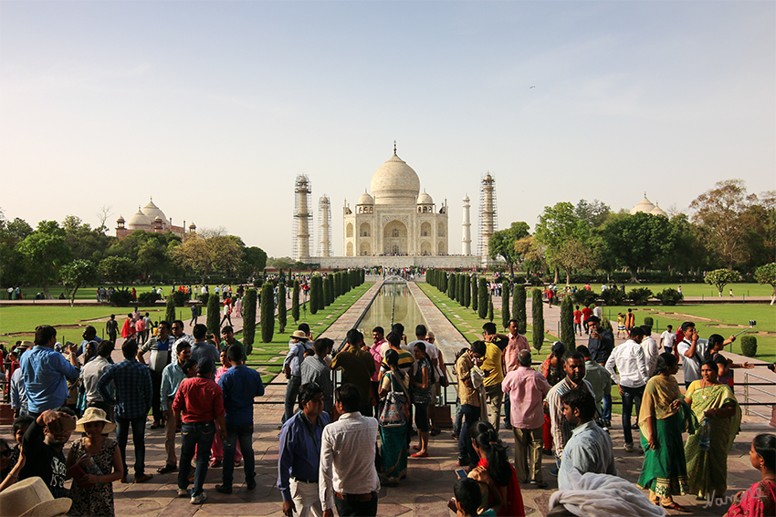 Taj Mahal
Der Taj Mahal ist ein 58 Meter hohes und 56 Meter breites Mausoleum (Grabgebäude), das in Agra im indischen Bundesstaat Uttar Pradesh auf einer 100 × 100 Meter großen Marmorplattform in der Form einer Moschee errichtet wurde. Der Großmogul Shah Jahan ließ ihn zum Gedenken an seine im Jahre 1631 verstorbene große Liebe Mumtaz Mahal (Arjumand Bano Begum) erbauen.
laut Wikipedia
Schlüsselwörter: Indien, Agra, Taj Mahal