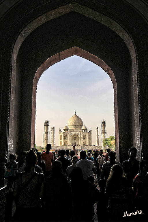 Taj Mahal
das Taj Mahal zum ersten Mal durch das freistehende Eingangsportal Darwaza. Es sind schon sehr viele Touristen vor Ort, schließlich ist es Sonntag und das Taj wird auch gerne von Indern besucht.
Schlüsselwörter: Indien, Agra, Taj Mahal