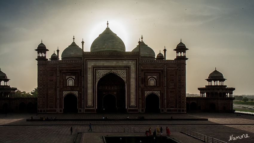 Im Gegenlicht
Das Taj Mahal ist vollständig von einer Mauer umgeben und an einer Seite, in der Richtung von Mekka, befindet sich eine Moschee.
Schlüsselwörter: Indien, Agra, Taj Mahal, Moschee