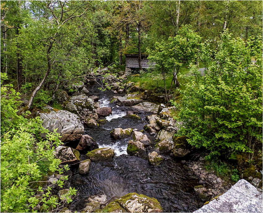 Mühle
Die Bauern aus Hauske mahlten in der Mühle ihr Mehl, bis die alte Mühle abbrannte. 1916 wurde ein neues Gebäude errichtet, das noch heute im restauriertem Zustand existiert.
Schlüsselwörter: Norwegen