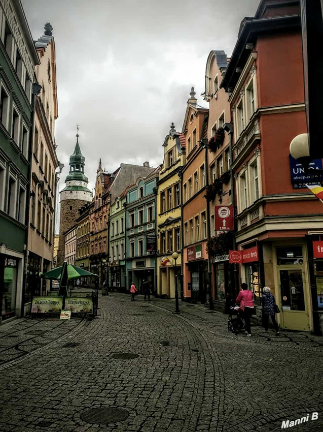 Jelenia Góra
Die Stadt liegt in Niederschlesien im Hirschberger Tal am Fuß des Riesengebirges, das die Grenze zu Tschechien bildet. rund 90 km südwestlich von Breslau und 70 km östlich von Görlitz. Sie gehört zur Euroregion Neiße und ist Sitz des Karkonoski Park Narodowy (Nationalpark Riesengebirge). laut Wikipedia 
Schlüsselwörter: Polen