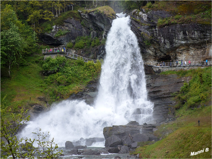 Steinsdalsfossen
Der Steinsdalsfossen ist einer der meistbesuchten Wasserfälle Norwegens. Er ist Teil des Flusses Fosselva und hat eine Höhe von ca. 50 m. Ein Weg führt hinter den Wasserfall, so dass Besucher zwischen Felswand und Wasser gelangen können.
laut Wikipedia
Schlüsselwörter: Norwegen, Steinsdalsfossen