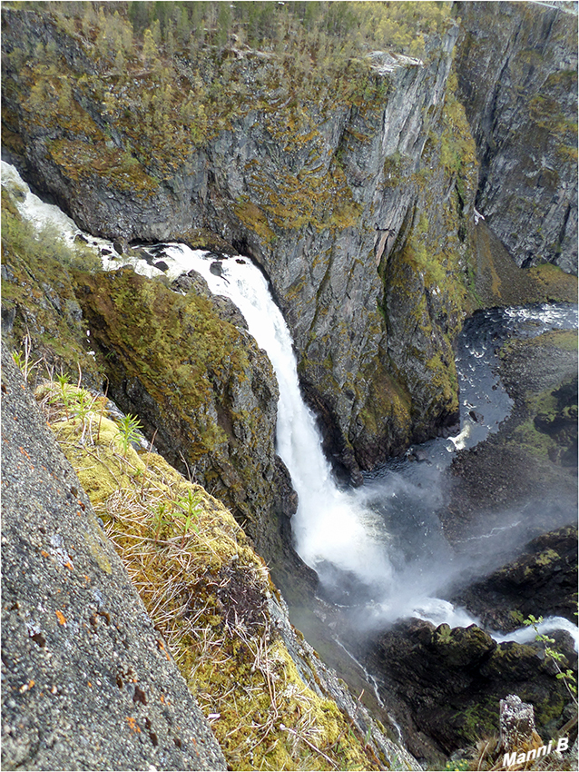 Voringfossen
Vøringsfossen ist ein Wasserfall in Norwegen. Die Fallhöhe beträgt 183 m, die größte Freifallstrecke des Wassers 145 m. Der Wasserfall liegt am Westrand der Hardangervidda in Eidfjord unweit des Rv 7, der Oslo mit Bergen verbindet.
laut Wikipedia 
Schlüsselwörter: Norwegen
