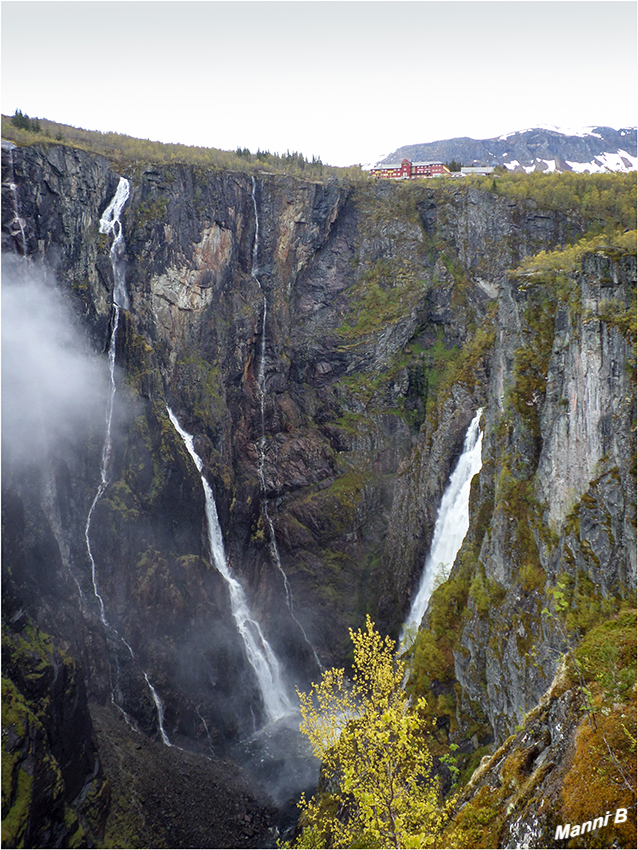 Voringfossen
Vøringsfossen ist ein Wasserfall in Norwegen. Die Fallhöhe beträgt 183 m, die größte Freifallstrecke des Wassers 145 m. Der Wasserfall liegt am Westrand der Hardangervidda in Eidfjord unweit des Rv 7, der Oslo mit Bergen verbindet.
laut Wikipedia
Schlüsselwörter: Norwegen