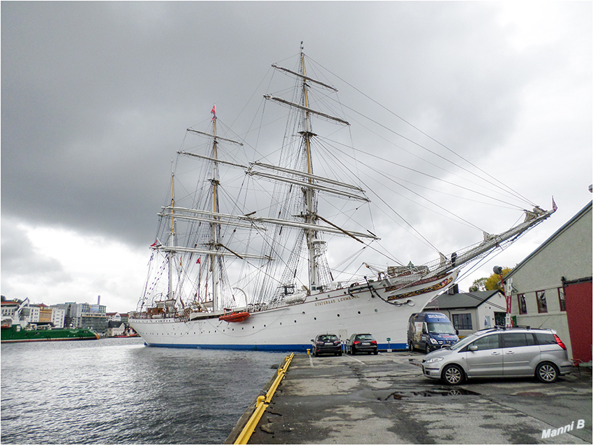 Bergen - Segelschiff Statsraad Lehmkuhl
Durch Verchartern an verschiedene interessierte Organisationen und später durch eigenarrangierte Fahrten trägt sich das Schiff. Unter anderem charterte die Deutsche Marine erstmals das Schiff im September 2000 mit norwegischer Stammbesatzung, um die seemännische Grundausbildung der 120 Offiziersanwärter durchführen zu können, während das eigene Segelschulschiff, die Gorch Fock, in der Elsflether Werft zur Generalüberholung lag. 
laut Wikipedia
Schlüsselwörter: Norwegen