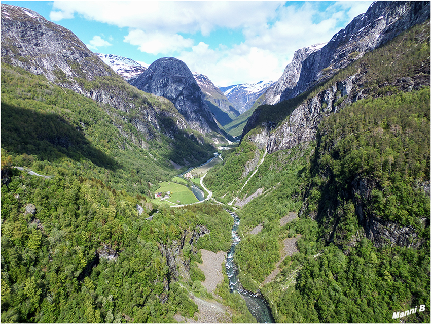 Blick auf Stalheim
Die Umgebung von Stalheim ist durch steil aufragende Felswände geprägt. Der Ort selbst wird durch das Hotel dominiert und ist für die 1842–46 erbaute, von der östlichen Seite steil hinaufführende Straße, die Stalheimskleiva mit ihren 13 Haarnadelkurven berühmt. 
Schlüsselwörter: Norwegen,