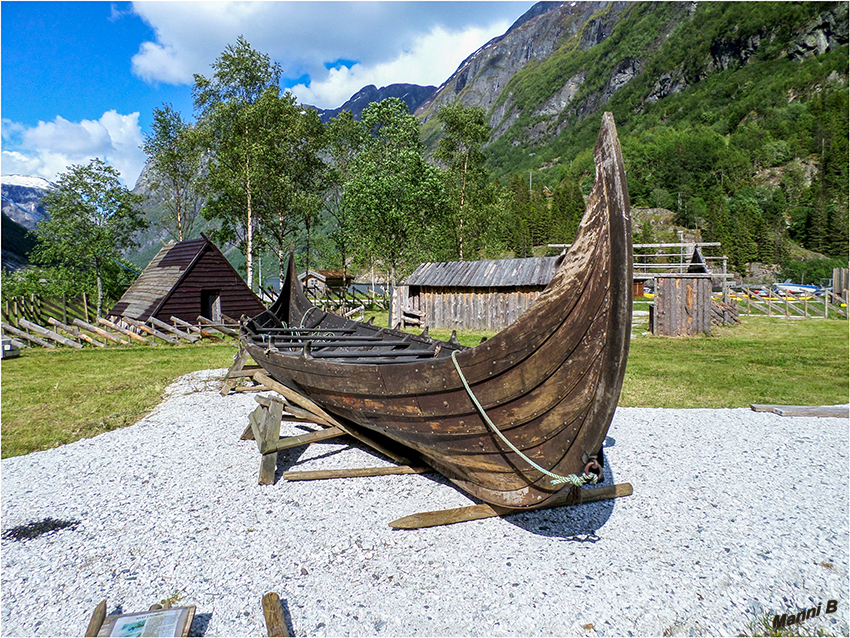 Wikingerschiff
Wikingerschiff ist die Bezeichnung für die Schiffstypen, die hauptsächlich während der Wikingerzeit (800–1100) in Nordeuropa benutzt, aber auch noch nach der Wikingerzeit weiter gebaut und verwendet wurden. Die Schiffe werden nach ihrer Größe und Funktion in Langschiff, Knorr und kleinere Schiffe unterschieden.
Schlüsselwörter: Norwegen