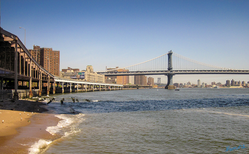 New York Stadtimpressionen - Manhattan Bridge
Die Manhattan Bridge ist eine Hängebrücke in New York City, die den East River überquert und die beiden Stadtteile Lower Manhattan (Chinatown) und Brooklyn miteinander verbindet. Die am 31. Dezember 1909 eröffnete, aber erst einige Monate später fertiggestellte Brücke war nach der Brooklyn Bridge und der Williamsburg Bridge die letzte der drei über den East River gebauten Hängebrücken. Auf ihren zwei Ebenen hat sie heute insgesamt vier Gleise der New York City Subway, sieben Fahrspuren für den Kfz-Verkehr sowie einen Fuß- und einen Radweg.
Schlüsselwörter: Amerika, New York, Manhattan Bridge