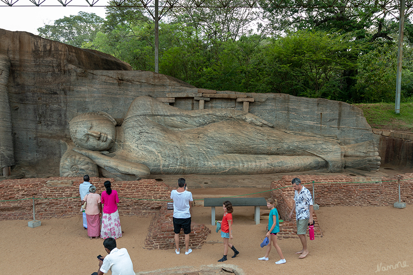 Polonnaruwa - Gal Vihara
Mit einer Länge von 14,12 m ist der liegende Buddha die größte Statue in Gal Vihara und auch eine der größten Skulpturen in Südostasien.  Es stellt das Parinirvana des Buddha dar, der auf der rechten Seite liegt, wobei der rechte Arm den Kopf auf einem Nackenpolster stützt, während der linke Arm am Körper und Oberschenkel anliegt. In der Handfläche der rechten Hand und den Fußsohlen ist eine einzelne Lotusblume. laut Wikipedia
Schlüsselwörter: Sri Lanka, Gal Vihara