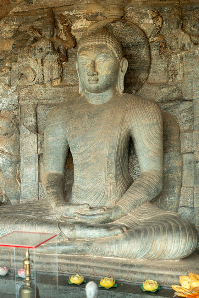 Polonnaruwa - Gal Vihara
Gal Vihara oder Gal Viharaya bedeutet "Felsenkloster".
Ein mittelgroßes Sitzbildnis des Buddha findet sich in der Mitte der Gal Vihara Gruppe innerhalb einer künstlichen Höhle, sie ist sehr schön gearbeitet und von ebenso sorgfältigen weiteren Reliefs eingerahmt. laut srilanka-reiseziele.com
Schlüsselwörter: Sri Lanka, Gal Vihara