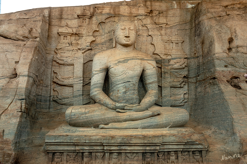 Polonnaruwa - Gal Vihara
Polonnaruwas riesiger Sitzender Buddha, auf der linken Seite der Höhle, ist fast 5 Meter hoch.
Das Hauptmerkmal von Gal Vihara sind die vier Bilder des Buddha , die aus einer einzigen, großen Granitfelsenwand geschnitzt wurden. Sie gelten als besten Beispiele für die Felsschnitz- und Bildhauerkunst der alten Singhalesen . Das Gestein wurde fast 15 Fuß (4,6 m) tief eingeschnitten, um eine Felswand für die Statuen zu schaffen und ist das einzige Beispiel im Land, in dem ein natürliches Gestein in einem solchen Ausmaß bearbeitet wurde.
Schlüsselwörter: Sri Lanka, Gal Vihara