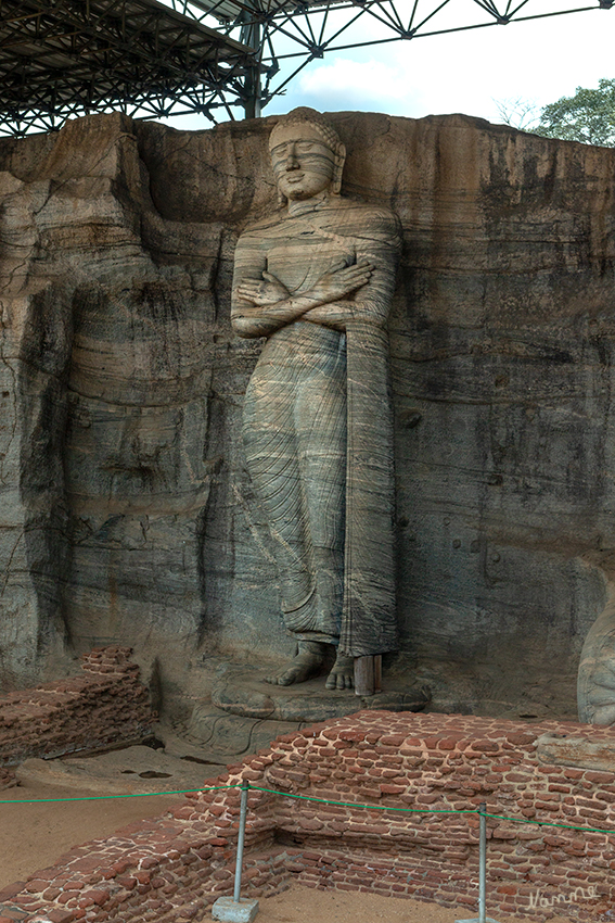 Polonnaruwa - Gal Vihara
Das Gesicht der Statue trägt einen traurigen Ausdruck, und das liegende Bild, das das Parinirvana des Buddha darstellt, liegt daneben, was einige glauben lässt, dass es der Mönch Ananda ist, der das Ableben des Buddha auf seinem Sterbebett beklagt. laut Wikipedia
Schlüsselwörter: Sri Lanka, Gal Vihara