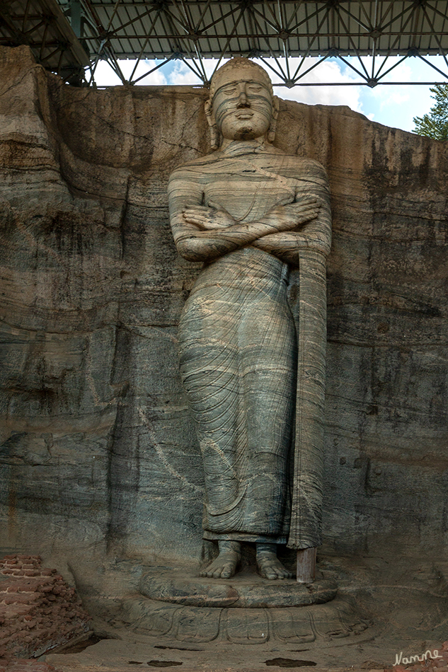 Polonnaruwa - Gal Vihara
Das Standbild steht unter Historikern und Archäologen im Mittelpunkt vieler Diskussionen, da allgemein die Ansicht vertreten wird, dass es sich nicht um eine Statue des Buddha handelt. Das Bild ist 22 Fuß 9 Zoll (6,93 m) groß und steht auf einem niedrigen Sockel, der wie ein Lotus geformt ist. laut Wikipedia
Schlüsselwörter: Sri Lanka, Gal Vihara