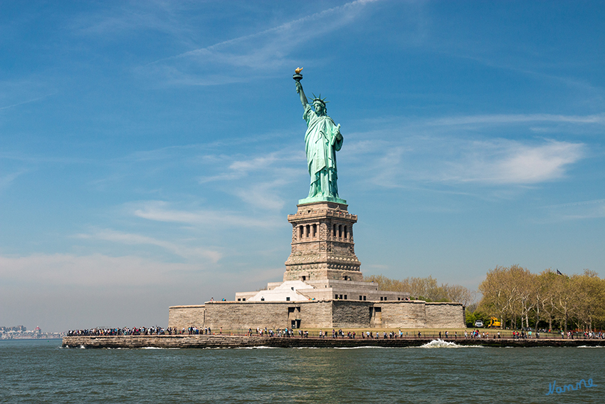 New York - Lady Liberty
Sie steht auf Liberty Island im New Yorker Hafen, wurde am 28. Oktober 1886 eingeweiht und ist ein Geschenk des französischen Volkes an die Vereinigten Staaten. Die Statue ist seit 1924 Teil des Statue of Liberty National Monument und seit 1984 als Weltkulturerbe der UNESCO klassifiziert.
laut Wikipedia
Schlüsselwörter: Amerika, New York, Miss Liberty, Freiheitsstatue