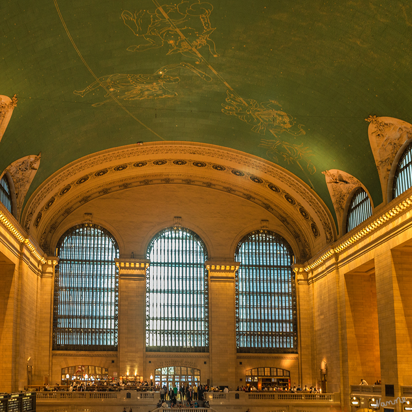 New York Grand Central Terminal
Die Haupthalle im Inneren des Bahnhofs ist äußerst imposant: 143 Meter lang, 49 Meter breit und 43 Meter hoch. Die Decke wurde vom französischen Künstler Paul Helleu gemalt. Die Gestaltung der Sternzeichen wurde einer Handschrift aus dem Mittelalter entnommen und spiegelverkehrt gemalt – angeblich, um die Sterne so darzustellen, wie sie von Gott gesehen würden, nicht von der Erde aus. 
laut aviewoncities.com
Schlüsselwörter: Amerika, New York, Grand Central Terminal