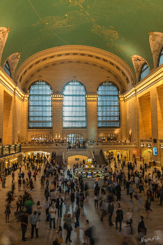 New York Grand Central Terminal
Die gigantische Eisenbahn-Kathedrale wurde schnell zu einem bekannten Gebäude. Mehr als 500.000 Menschen frequentieren den Bahnhof täglich.
Zahllose Spielfilme wurden hier auch gedreht bzw spielten in ihm.
Schlüsselwörter: Amerika, New York, Grand Central Terminal