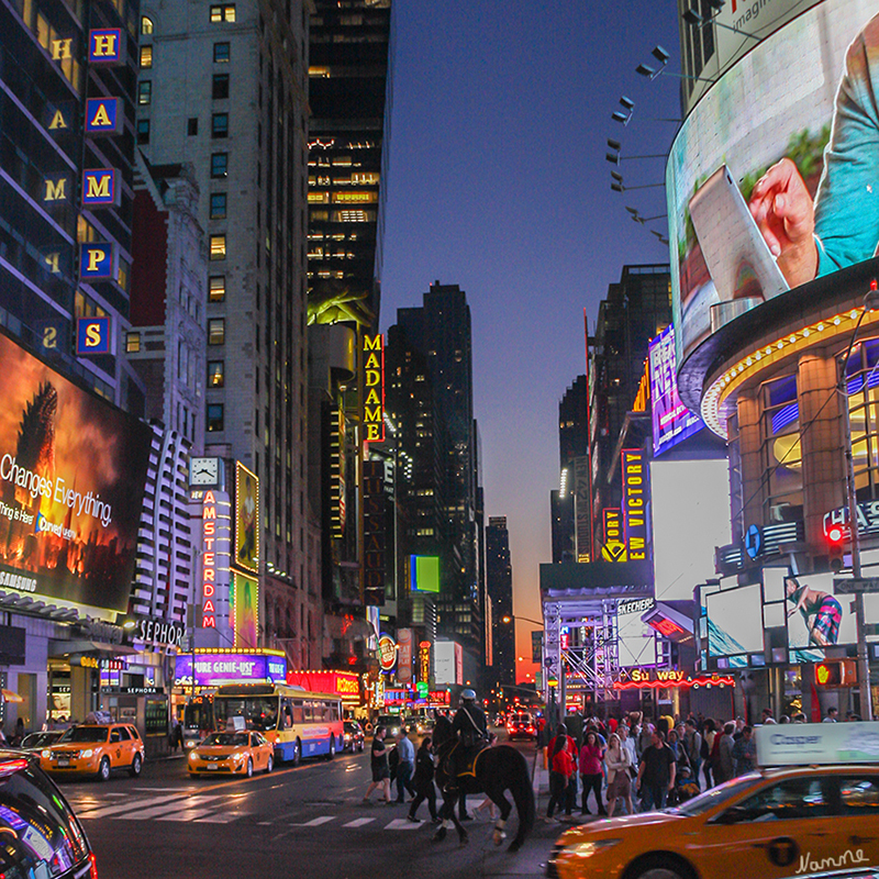 New York 
Mit 1,5 Std. Verspätung sind wir in New York angekommen. Koffer aufs Zimmer bringen und los Richtung Times Square.
Schlüsselwörter: Amerika, New York