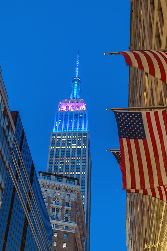 New York bei Nacht
Empire State Building - ein amerikanischer Mythos, lange das höchste Gebäude New York.
Das Gebäude, auf dem bereits King Kong turnte.
Schlüsselwörter: Amerika, New York, Top on the Rock