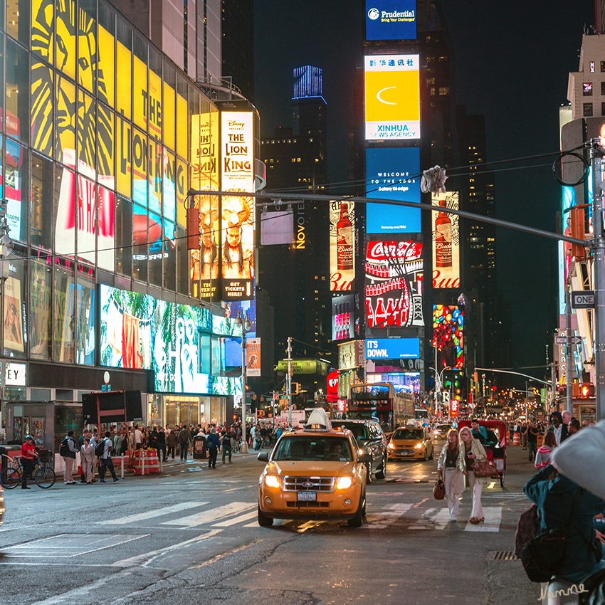 New York - Times Square
Zu Beginn des Ersten Weltkrieges war der Times Square das Zentrum des Theaterviertels und zog eine Vielzahl von Besuchern an. Dies machte den Platz zu einem idealen Ort für Werbetafeln. Im Jahr 1917 wurde die erste große elektrische Werbetafel installiert. Elf Jahre später wurde die erste elektrische Laufschriften-Werbetafel zum ersten Mal beleuchtet, um Herbert Hoovers Sieg bei den Präsidentschaftswahlen zu verkünden. Die Werbetafeln haben sich zu solch einer Touristenattraktion in der Gegend entwickelt, dass das Baugesetz es jetzt erfordert, dass die Gebäude mit Werbetafeln bedeckt sein müssen! 
Schlüsselwörter: Amerika, New York, Times Square