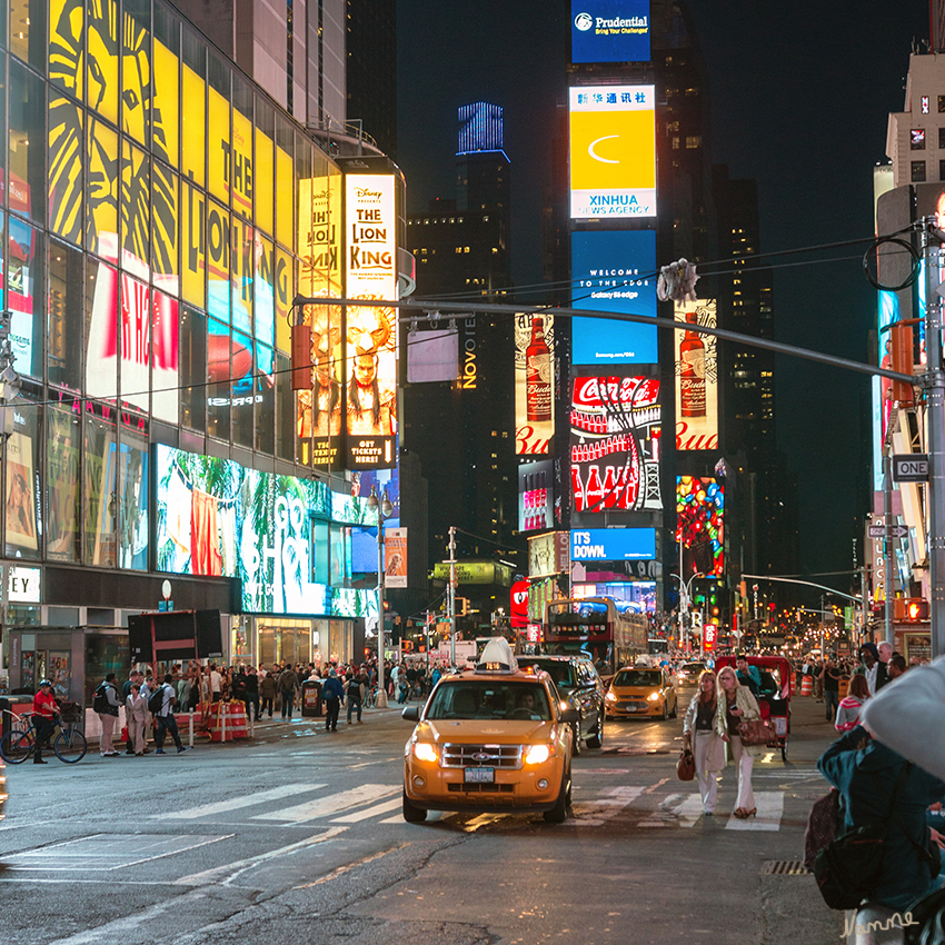 New York - Times Square
Zu Beginn des Ersten Weltkrieges war der Times Square das Zentrum des Theaterviertels und zog eine Vielzahl von Besuchern an. Dies machte den Platz zu einem idealen Ort für Werbetafeln. Im Jahr 1917 wurde die erste große elektrische Werbetafel installiert. Elf Jahre später wurde die erste elektrische Laufschriften-Werbetafel zum ersten Mal beleuchtet, um Herbert Hoovers Sieg bei den Präsidentschaftswahlen zu verkünden. Die Werbetafeln haben sich zu solch einer Touristenattraktion in der Gegend entwickelt, dass das Baugesetz es jetzt erfordert, dass die Gebäude mit Werbetafeln bedeckt sein müssen! 
Schlüsselwörter: Amerika, New York, Times Square