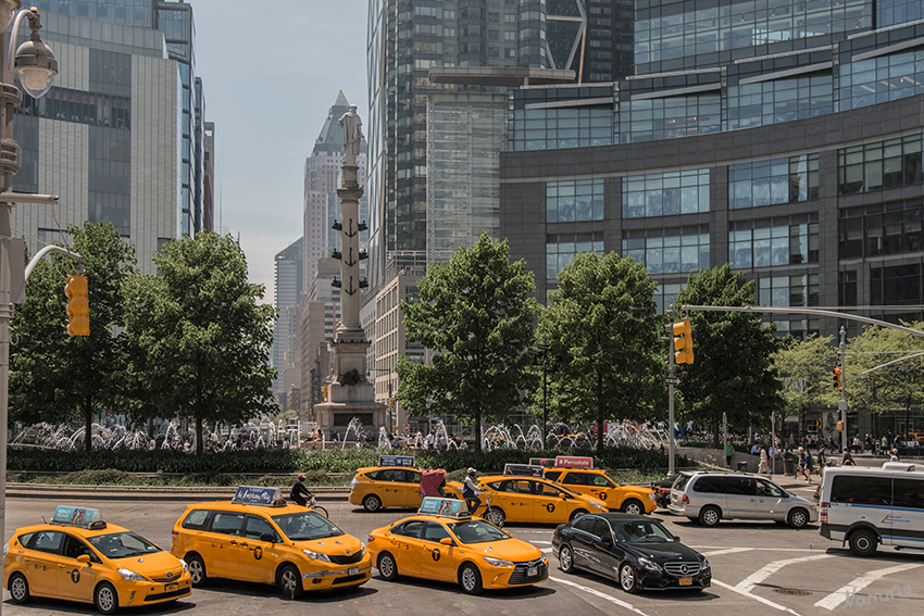 New York Stadtimpressionen
Columbus Circle, dem verkehrsreichen Platz mit der Statue des Entdeckers Kolumbus.
Im Sommer 2010 gab es in New York City über 3800 Hybridtaxis und neue Dieselfahrzeuge. (Yellow Cabs)
laut Wikipedia
Schlüsselwörter: Amerika, New York