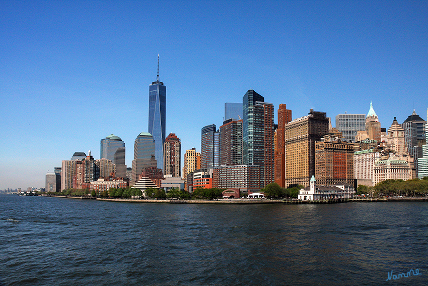 New York Skyline
Blick auf Manhattan 
Klar erkennbar durch seine Größe das"One Wold Trade Center".
Der Wolkenkratzer in New York City, der zwischen 2006 und 2014 auf der auch als Ground Zero bekannten World Trade Center Site an der Stelle des am 11. September 2001 bei Terroranschlägen zerstörten World Trade Centers errichtet wurde.
laut Wikipedia
Schlüsselwörter: Amerika, New York, Skyline