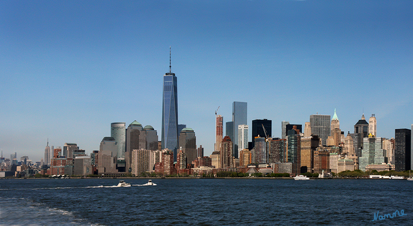 New York Skyline
Wieder klar erkennbar das "One World Trade Center" (Welthandelszentrum)
Das 541,3 Meter hohe Gebäude ist seit dem Richtfest am 10. Mai 2013 das höchste Gebäude der Vereinigten Staaten sowie das vierthöchste der Welt. Fertiggestellt wurde das Bauwerk Anfang November 2014, als auch erste Mieter die Büros bezogen. Die Aussichtsetage sowie das Restaurant in den obersten Etagen wurden Ende Mai 2015 eröffnet.
laut Wikipedia
Schlüsselwörter: Amerika, New York, Skyline