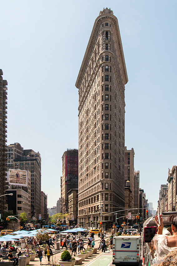 New York Stadtimpressionen - Fatiron Building
Das Flatiron Building (deutsch "Bügeleisengebäude") (auch Fuller Building) ist ein 1902 an der Kreuzung der Fifth Avenue, des Broadway und der 23rd Street in dem nach ihm benannten Flatiron District von Manhattan errichtetes Hochhaus. Aufgrund seiner ungewöhnlichen Keilform gehört das 91 Meter hohe Gebäude zu den Wahrzeichen New York Citys.
laut Wikipedia
Schlüsselwörter: Amerika, New York, Fatiron Building