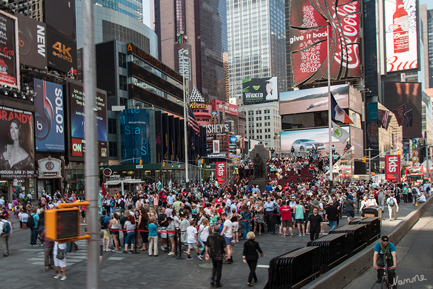 New York Stadtimpressionen - Times Square
Heute ist der Times Square ein ständig geschäftiger Touristenmagnet. Der Platz ist sogar einer der am meisten besuchten Orte in der Welt. 

Schlüsselwörter: Amerika, New York, Times Square