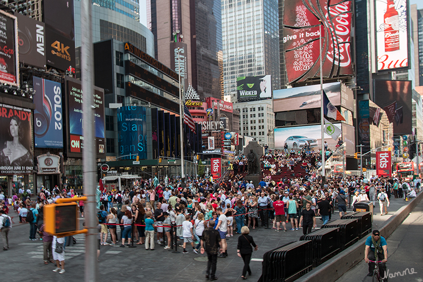 New York Stadtimpressionen - Times Square
Heute ist der Times Square ein ständig geschäftiger Touristenmagnet. Der Platz ist sogar einer der am meisten besuchten Orte in der Welt. 

Schlüsselwörter: Amerika, New York, Times Square
