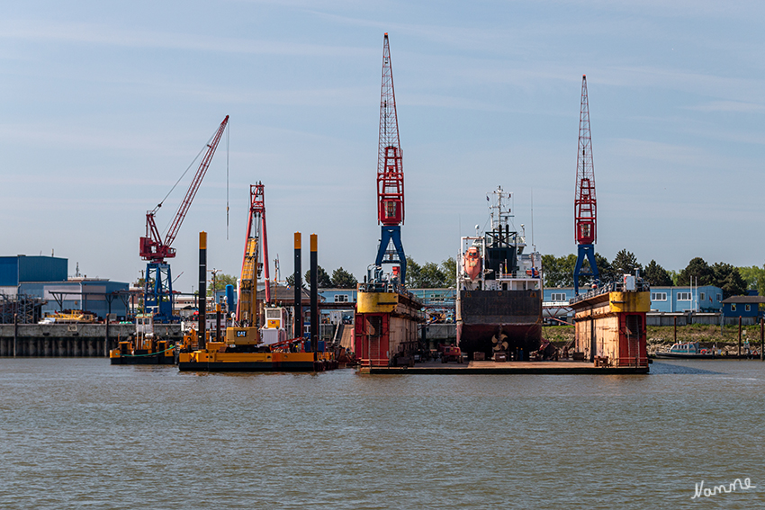 Hafenrundfahrt
Schwimmdock der Mützelfeldtwerft mit einem in der Reparatur befindlichen Schiff.
Schlüsselwörter: Cuxhaven