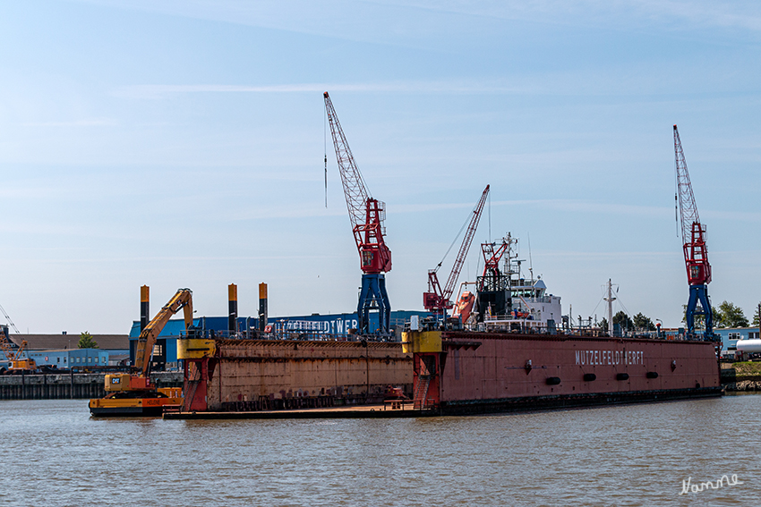 Hafenrundfahrt
Die Mützelfeldtwerft Nord ist eine Werft in Cuxhaven. Sie wurde 1895 von Franz Mützelfeldt gegründet und ist seit 2013 ein Mitglied der Heinrich Rönner Gruppe. Sie baut vor allem kleinere Schiffe: Schlepper, Schwimmkrane, Fischereifahrzeuge und Frachtschiffe. laut Wikipedia
Schlüsselwörter: Cuxhaven