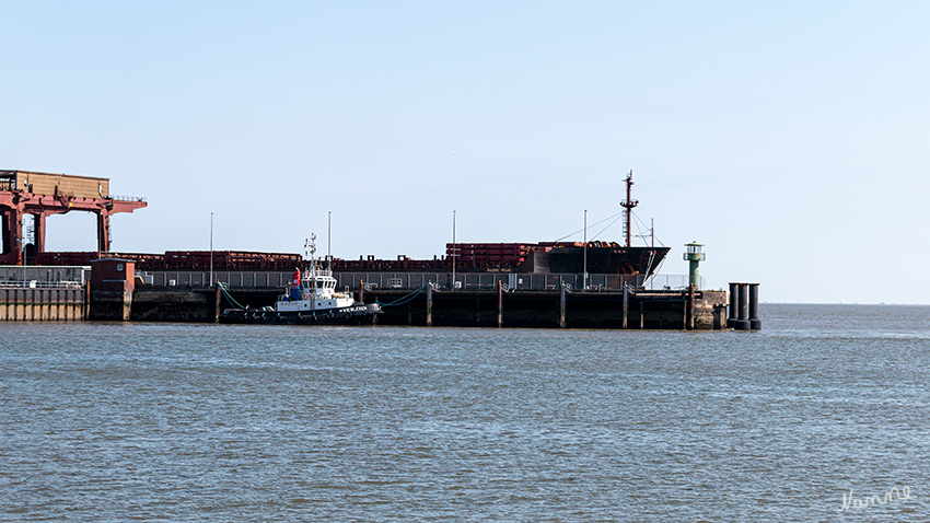 Hafenrundfahrt
Beim Amerikahafen handelt es sich einen Mehrzweckhafen mit Umschlag- und Ausrüstungskais für Stückgut- und kleine Massengutschiffe, Werft mit Schwimmdocks, Tiefkühlhaus, Stückgutschuppen und Freilagerflächen. Dazu dient er als Nothafen. Bis zum Bau der Seeschleuse war er Durchfahrt zum Neuen Fischereihafen. laut cuxpedia
Schlüsselwörter: Cuxhaven