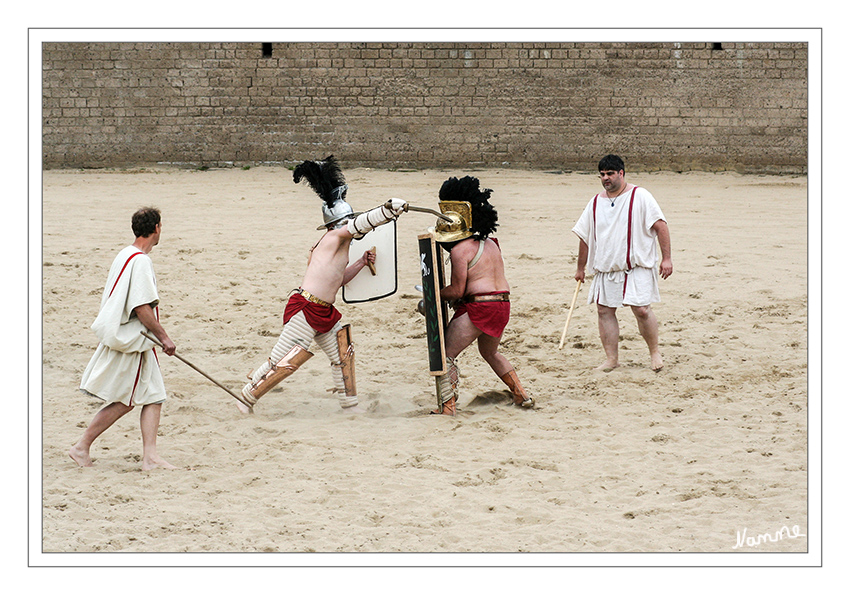 Römerfest  Gladiatoren
Die Haltung der Römer gegenüber den Gladiatoren war sehr ambivalent: Auf der einen Seite waren Gladiatoren in der sozialen Hierarchie noch niedriger angesiedelt als Sklaven, auf der anderen Seite wurden erfolgreiche Gladiatoren zu Berühmtheiten, von denen man sich die alten römischen Tugenden wie Siegeswille, Todesverachtung und Tapferkeit demonstrieren ließ.
laut Wikipedia
Schlüsselwörter: Römerfest Xanten Schwerter Brot und Spiele