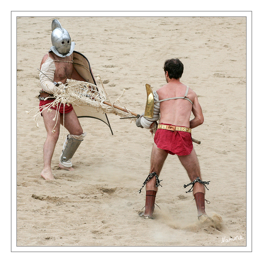 Römerfest  Gladiatoren
Retiarius gegen Scissor in einem Schaukampf.
Schlüsselwörter: Römerfest Xanten Schwerter Brot und Spiele