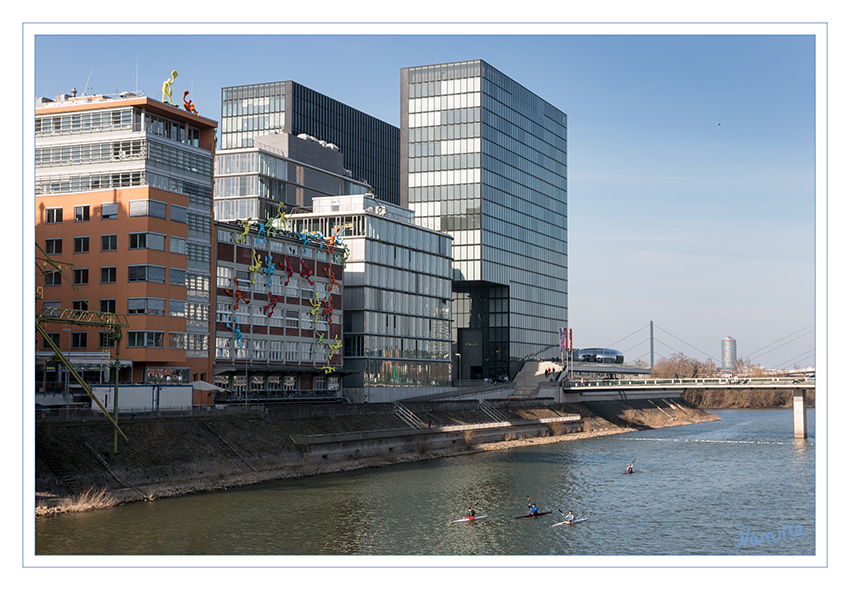 Roggendorf-Haus
An dem bis 2001 kernsanierten Speicher (nach einem Entwurf von Norbert Winkels) haben die "Flossis" ihre neue Heimat gefunden. Und auch das benachbarte Gebäude hat einige Flossi-Farbtupfer abbekommen. laut duesseldorf-magazin.info
Schlüsselwörter: Düsseldorf; Medienhafen; Flossis; Roggendorf-Haus