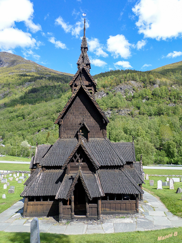 Borgund Stavkyrkje
Die Stabkirche Borgund ist eine Stabkirche in der Kommune Lærdal in der norwegischen Provinz Sogn og Fjordane. Sie gehört zu den herausragendsten Beispielen der norwegischen Stabbaukunst, ist eines der ältesten Holzgebäude Europas und ein touristischer Anziehungspunkt. Die Kirche ist dem Apostel Andreas geweiht und heute ein Museum.
laut Wikipedia
Schlüsselwörter: Norwegen, Kirche