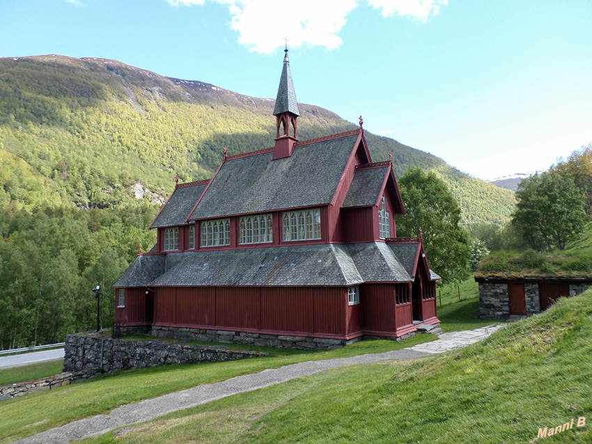 Borgund Kyrkje
Die alte Stabkirche war in regulärem Gebrauch, bis 1868 100 m weiter südlich eine neue Kirche gebaut wurde, die die Funktion der Gemeindekirche übernahm.
laut Wikipedia
Schlüsselwörter: Norwegen, Kirche