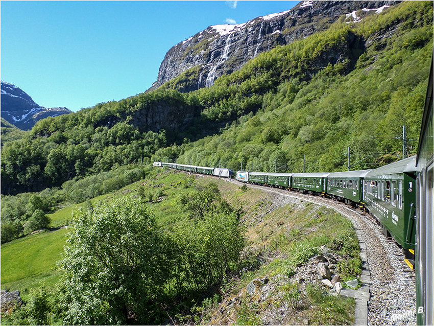 Flamsbahn
Flåmsbana ist eine eingleisige normalspurige Nebenstrecke der norwegischen Bergenbahn. Sie führt vom 866 m hoch gelegenen Myrdal hinunter durch das Flåmsdalen nach Flåm am Aurlandsfjord (2 moh. = meter over havet, zwei Meter über dem Meeresspiegel).
laut Wikipedia
Schlüsselwörter: Norwegen, Flamsbahn