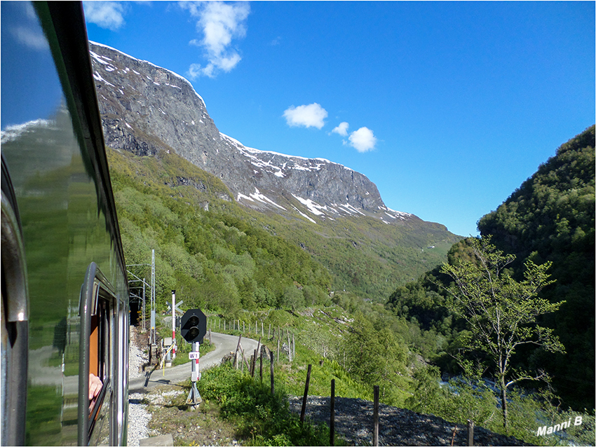 Flamsbahn
Die Flåmsbahn ist eine der steilsten Eisenbahnstrecken der Welt auf Normalspur. Fast 80% der Strecke liegen in einer 55%-Steigung, was einer Steigung von einem Meter auf 18 Meter Strecke entspricht. Die Wendetunnels, die spiralförmig ins Gebirge gesprengt wurden, sind Beweis für die wohl mutigsten und technisch anspruchsvollsten Lösungen in der norwegischen Eisenbahngeschichte.
laut visitflam.com
Schlüsselwörter: Norwegen, Flamsbahn
