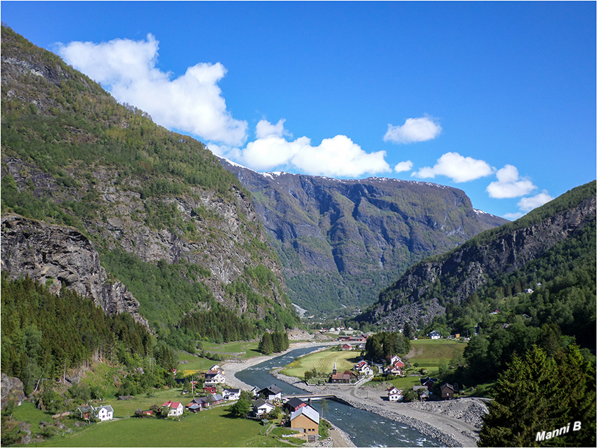 Unterwegs
mit der Flamsbahn
Auf der 20 km langen Bahnfahrt erleben man atemberaubende, großartige Natur, wie es sie in Norwegen kaum ein zweites Mal gibt: Flüsse, der sich ihren Weg durch tiefe Schluchten bahnen, Wasserfälle, die an steilen Bergwänden  mit schneebedeckten Gipfeln zu Tal stürzen, und Berghöfe, die sich an steilen Hängen festklammern.
Schlüsselwörter: Norwegen, Flamsbahn