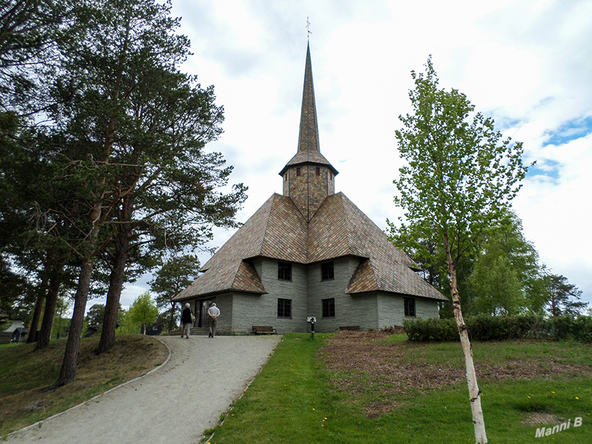 Dombås kirke
Die Dombås kirke wurde im Jahr 1939 aus Sparagmit-Schiefer, einer im Jøndal abgebauten Sandsteinart erbaut. Die Kreuzkirche mit 260 Sitzplätzen wurde von dem Architekten Magnus Poulsson entworfen. Die Kirche besitzt ein monumentales Altargemälde mit dem thronenden Christus.
laut reuber-norwegen
Schlüsselwörter: Norwegen,