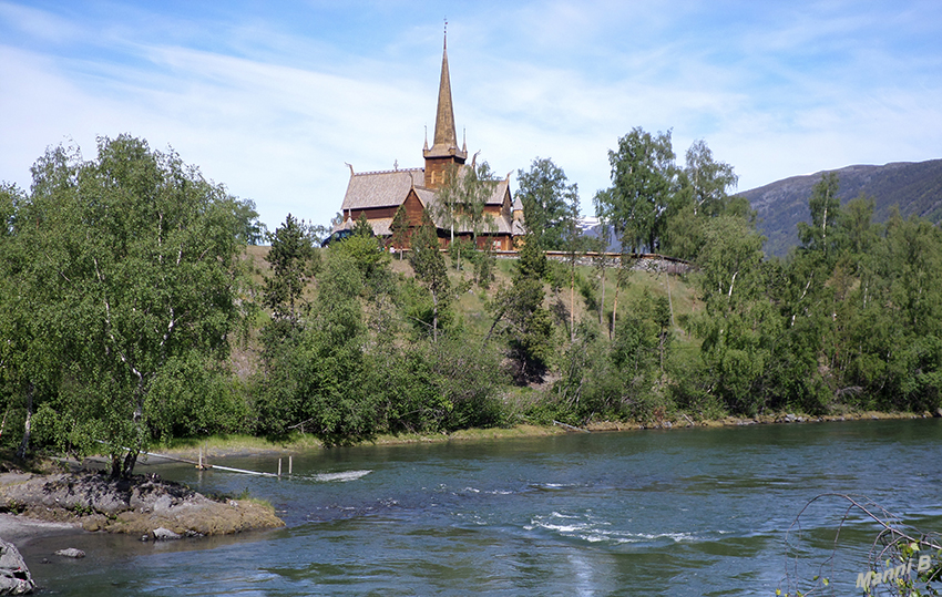 Stabkirche von Lom
Sie wurde erstmals schriftlich 1270 erwähnt, Untersuchungen der ältesten erhaltenen Kiefernholzteile haben ergeben, dass ihr Bau jedoch um 1158 begann. Es handelte sich um eine Stabkirche im Basilikastil mit einem rechteckigen Grundriss und einem umlaufenden niedrigen Laubengang (Svalgang). Nach der Reformation, in Norwegen um 1537 datiert, erfolgten bauliche Veränderungen.
laut Wikipedia
Schlüsselwörter: Norwegen, Kirche