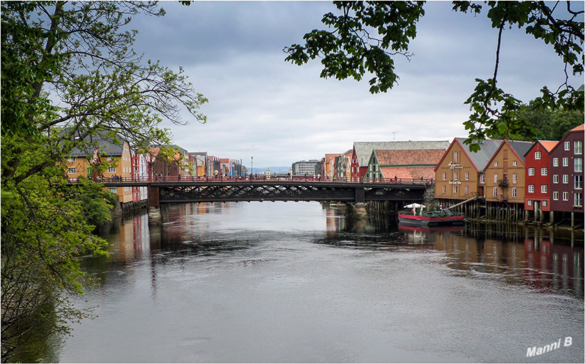 Trondheim
Die alte Stadtbrücke (norw. Gamle bybroen) aus dem Jahre 1862 verbindet die Zentrumshalbinsel mit dem Stadtteil Bakklandet, der für seine kleinen Holzhäuser bekannt ist, die heute Cafés, Werkstätten und Boutiquen beherbergen. 
laut Wikipedia
Schlüsselwörter: Norwegen, Trondheim