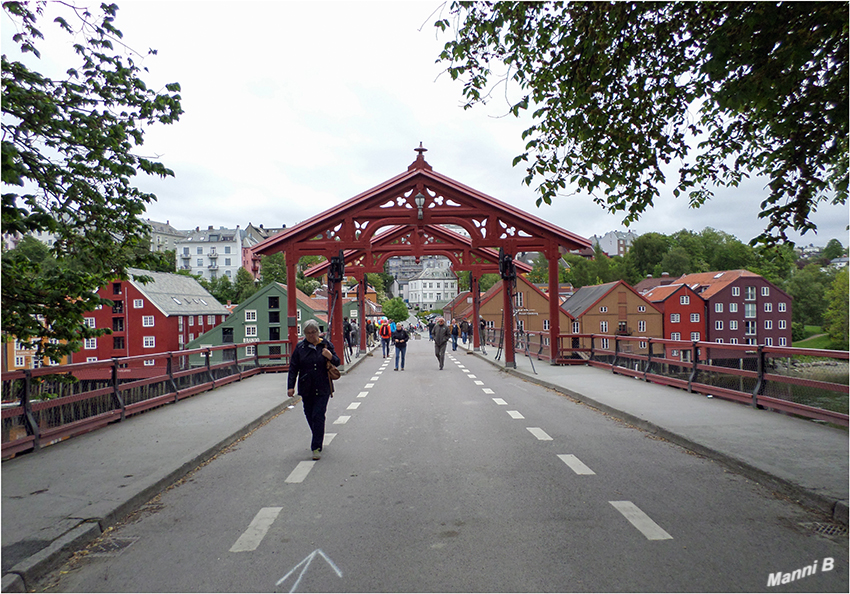Trondheim
Die alte Stadtbrücke (norw. Gamle bybroen) aus dem Jahre 1862 verbindet die Zentrumshalbinsel mit dem Stadtteil Bakklandet, der für seine kleinen Holzhäuser bekannt ist, die heute Cafés, Werkstätten und Boutiquen beherbergen.
laut Wikipedia
Schlüsselwörter: Norwegen, Trondheim