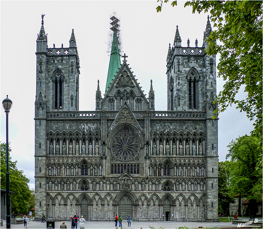 Trondheim
Der Nidarosdom in Trondheim (alter Name der Stadt: Nidaros) gehört zu den bedeutendsten Kirchen in Norwegen, er gilt als Nationalheiligtum. Er war die Kathedrale der norwegischen Erzdiözese, die 1152 gegründet wurde. Weil hier der Schrein von Olaf dem Heiligen hinter dem Hochaltar stand, trug der Dom auch den Beinamen „Herz Norwegens“.
laut Wikipedia
Schlüsselwörter: Norwegen, Trondheim