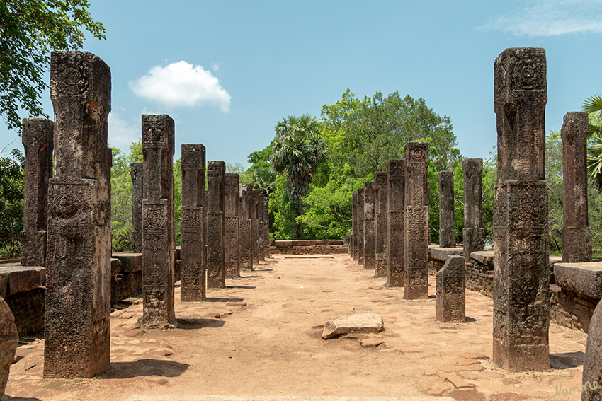 Polonnaruwa - Audienzhalle
Der Audienzsaal ist ein Naturstein-Gebäude mit vielen Reliefs an den Außenmauern des Unterbaus. 
Schlüsselwörter: Sri Lanka, Polonnurawa,