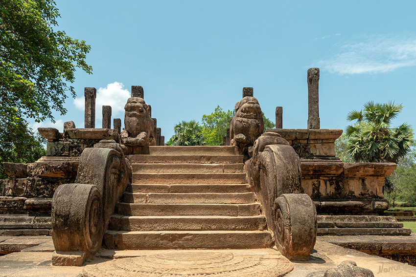 Polonnaruwa - Audienzhalle
Aufgang zur Audienzhalle mit einem Mondstein davor.
Seit 1982 gehört der archäologische Park von Polonnaruwa zum UNESCO-Weltkulturerbe.
Schlüsselwörter: Sri Lanka, Polonnurawa,
